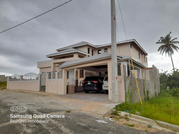 CASA CON VISTA AL MAR DE VENTA EN NAGUA!