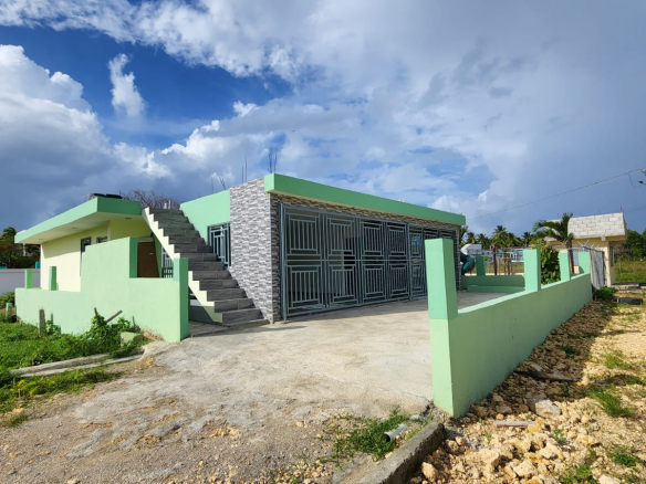 CASA DE VENTA EN URBANIZACION ALONZO DE NAGUA, Con Parqueos Para 4 Vehiculos!