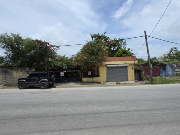Casa de Venta en el Factor con Amplio Patio yb Local Comercial