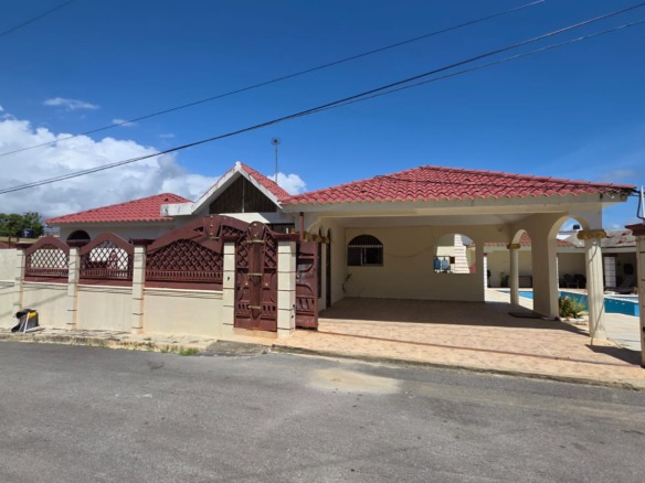 CASA DE VENTA EN NAGUA, Con Piscina, Zona Eclusiva, Alta y Centrica, Cerca de Todo!