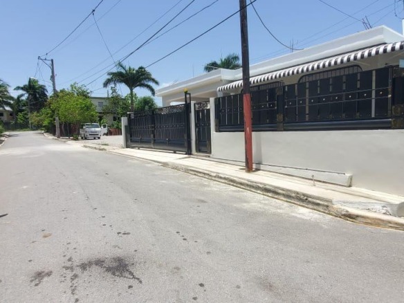 CASA DE VENTA EN LA URBANIZACION BELLA VISTA NAGUA MARIA TRINIDAD SANCHEZ.