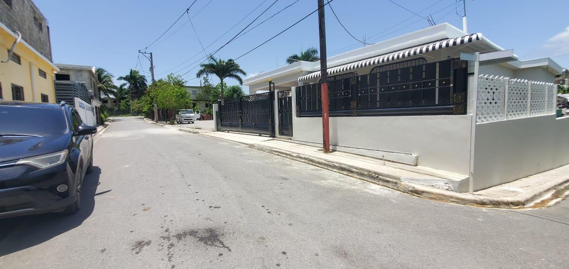 CASA DE VENTA EN LA URBANIZACION BELLA VISTA NAGUA MARIA TRINIDAD SANCHEZ.