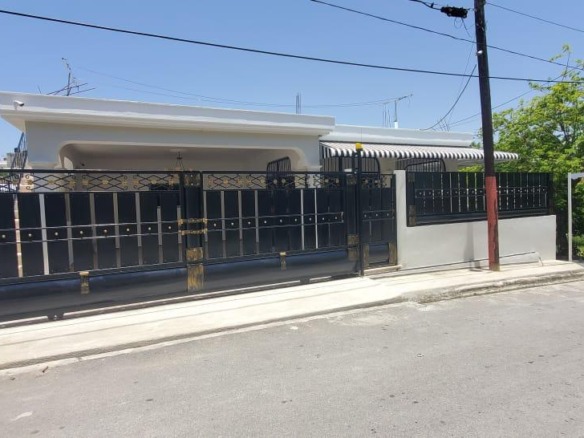 CASA DE VENTA EN LA URBANIZACION BELLA VISTA NAGUA MARIA TRINIDAD SANCHEZ.