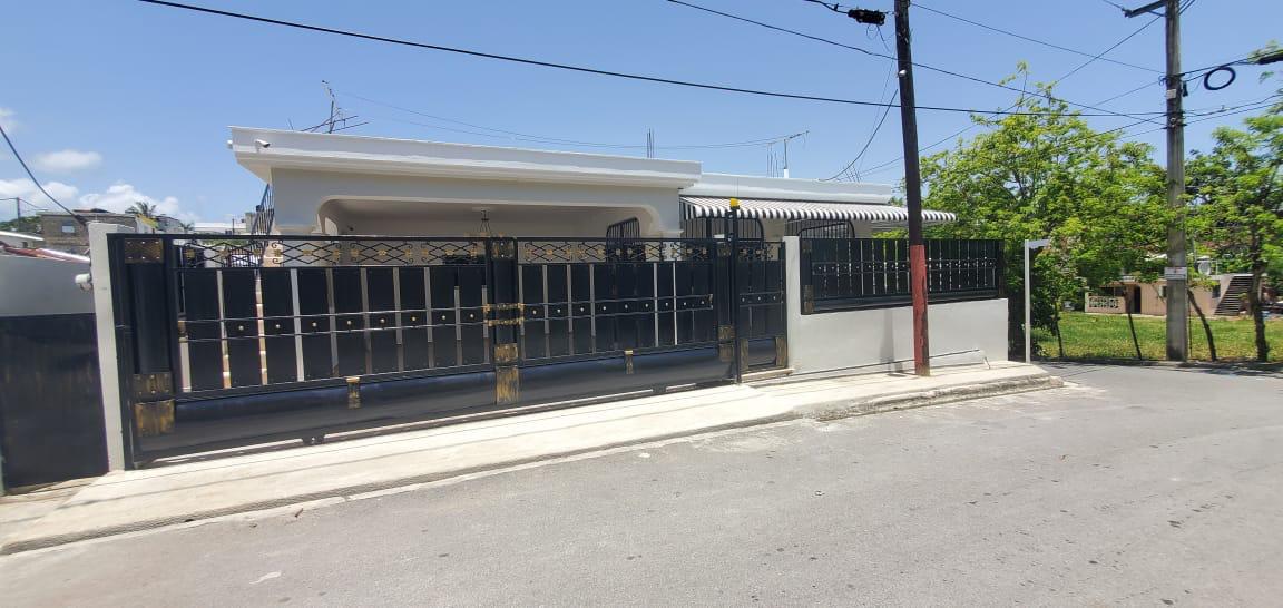 CASA DE VENTA EN LA URBANIZACION BELLA VISTA NAGUA MARIA TRINIDAD SANCHEZ.