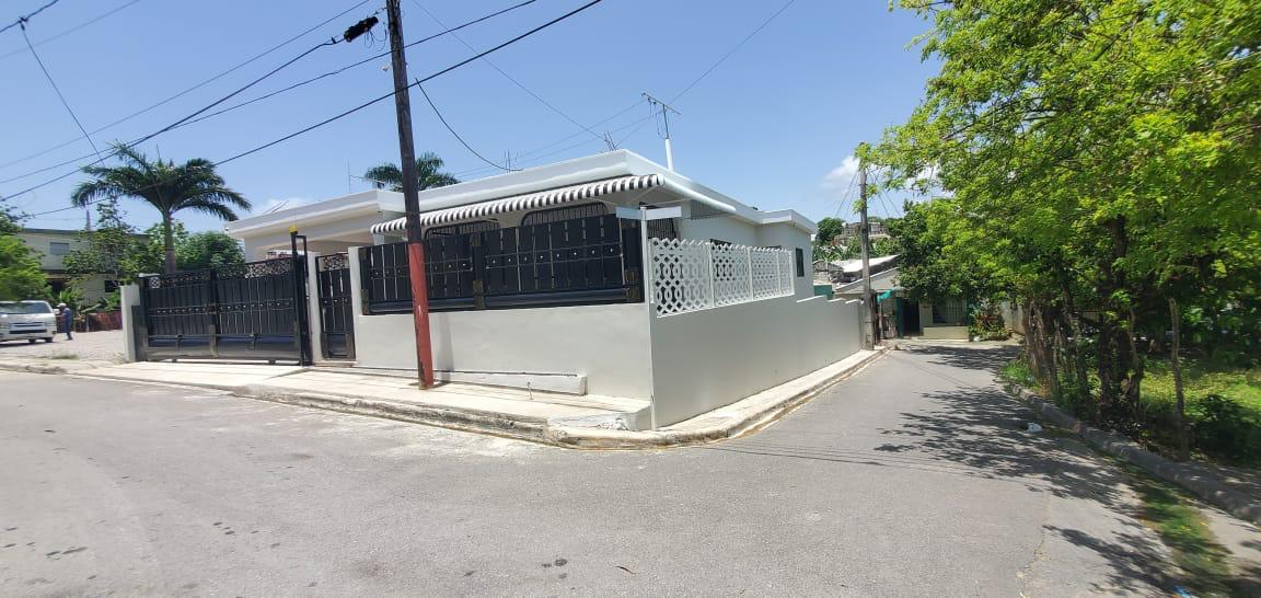CASA DE VENTA EN LA URBANIZACION BELLA VISTA NAGUA MARIA TRINIDAD SANCHEZ.