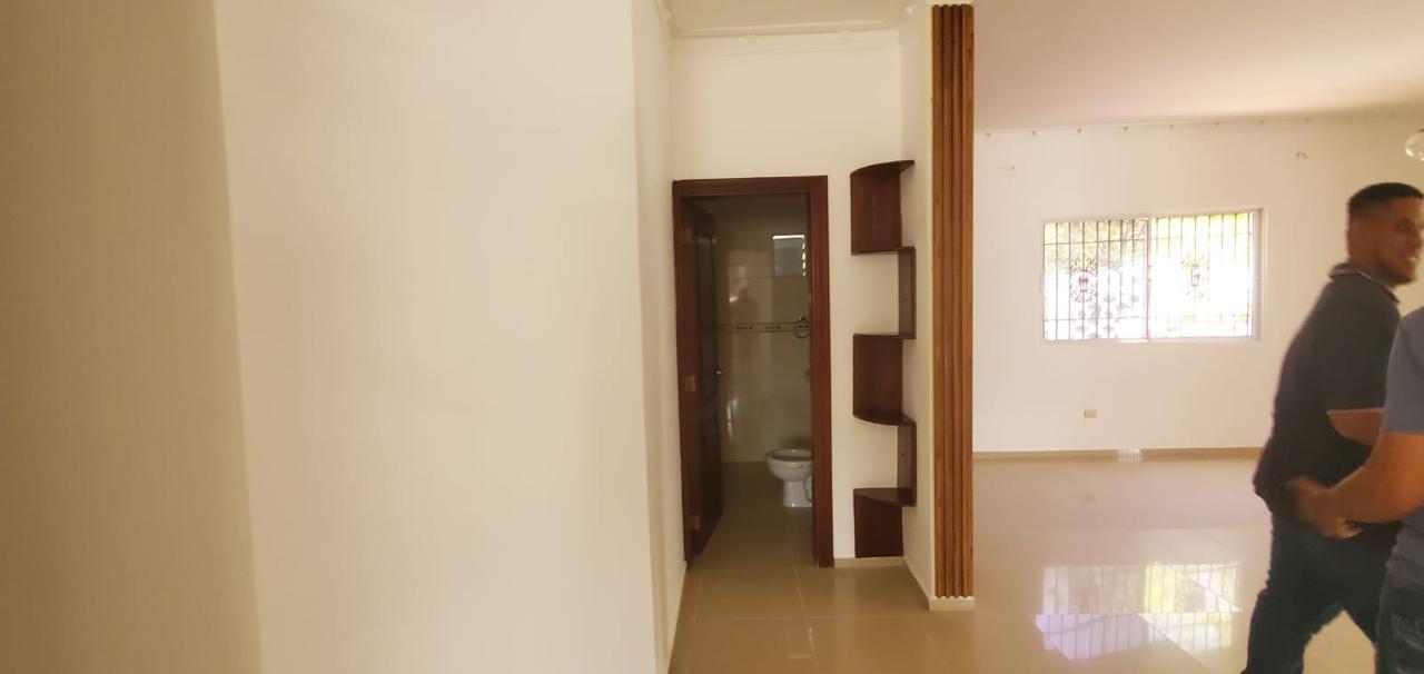 CASA DE VENTA EN LA URBANIZACION BELLA VISTA NAGUA MARIA TRINIDAD SANCHEZ.