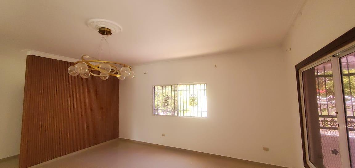 CASA DE VENTA EN LA URBANIZACION BELLA VISTA NAGUA MARIA TRINIDAD SANCHEZ.