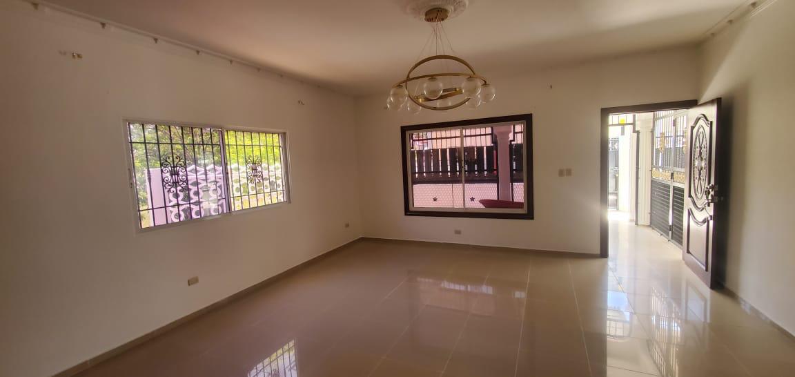 CASA DE VENTA EN LA URBANIZACION BELLA VISTA NAGUA MARIA TRINIDAD SANCHEZ.