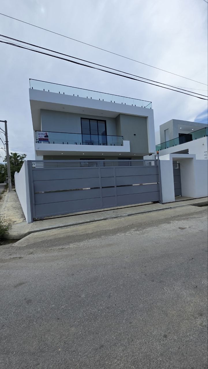 CASA VALERIA 4 EN VENTA EN NUEVA NAGUA, MARIA TRINIDAD SANCHEZ.